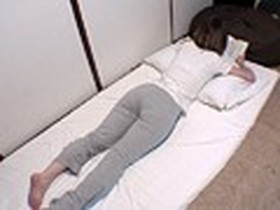 だらしない姿で寝転ぶムチムチの尻を後ろからパンパンした　サンプル画像03